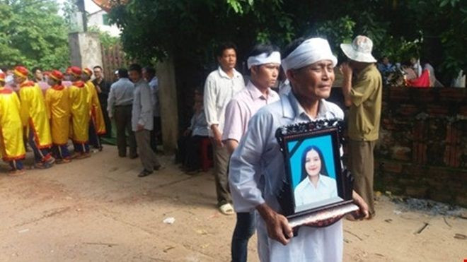 Hàng ngàn người tiễn đưa 'Bông hoa vùng lũ' về nơi an nghỉ cuối cùng Ảnh 2