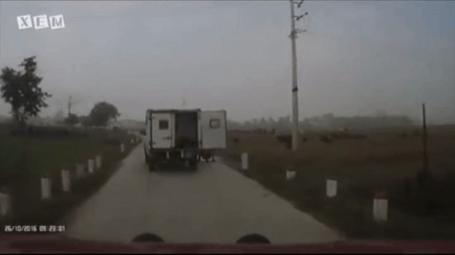 Xe biển xanh bung cửa, hất người đi đường văng xuống ruộng Ảnh 2