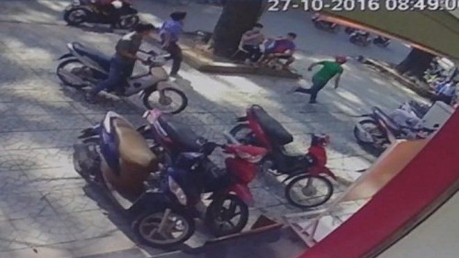 Tài xế xe buýt rút dao đâm người trên phố Sài Gòn Ảnh 2