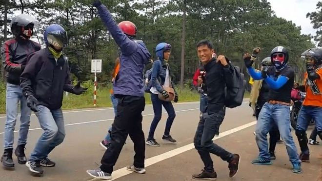 Nhóm phượt thủ bật nhạc to nhảy giữa đường Ảnh 2