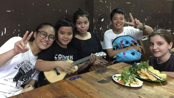 Đây là giây phút sum họp ấm cúng và ngập tiếng cười của team Vũ Cát Tường Ảnh 2