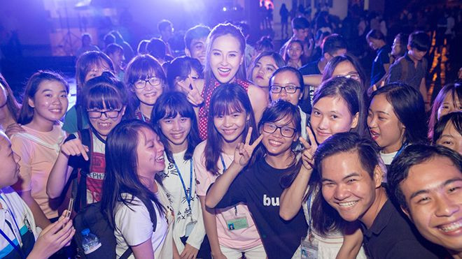 Khánh Ngân giản dị, đội mưa giao lưu cùng sinh viên Ảnh 2