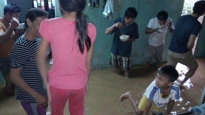 Xót xa với bức ảnh cả gia đình đứng ăn mì tôm trong ngôi nhà ngập ở Quảng Bình Ảnh 2