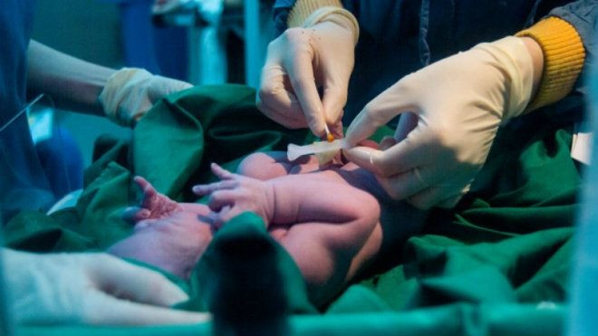 Bác sĩ mổ đẻ làm gãy chân bé sơ sinh Ảnh 2