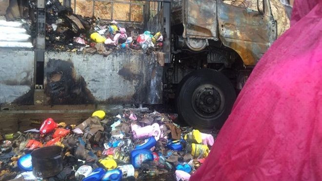 Tài xế bật khóc vì cả xe tải hàng bị cháy mà người dân vẫn thi nhau 'hôi của' Ảnh 2