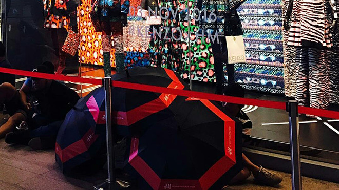 Mặc mưa gió, các tín đồ thời trang vẫn xếp hàng để 'tậu' BST có Suboi làm đại diện Ảnh 2