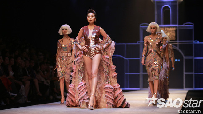 NTK Công Trí mở màn đêm đầu tiên VIFW với BST đẹp đến 'nghẹt thở' Ảnh 2