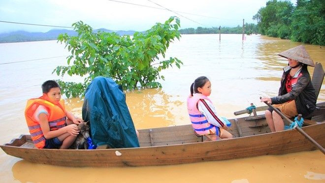 Chủ tịch xã huy động thuyền đưa hai sản phụ đi sinh trong lũ Ảnh 2