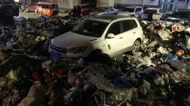 10 tấn rác bao vây xế hộp cáu cạnh khiến chủ xe 'khóc thét', nguyên nhân hóa ra là tại… Ảnh 2