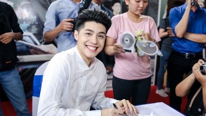 Noo Phước Thịnh đẹp trai ngời ngời trong ngày ra mắt 'bom tấn' Ảnh 2