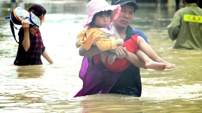 Nhiều ông bố ẵm con chạy lũ ở Khánh Hòa Ảnh 2