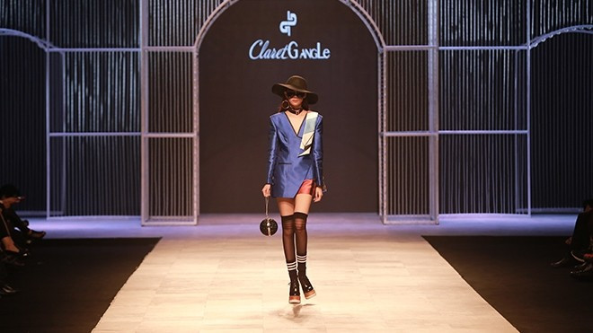 Phí Phương Anh siêu ngầu mở màn BST của NTK Claret Giang Lê tại VIFW Ảnh 2