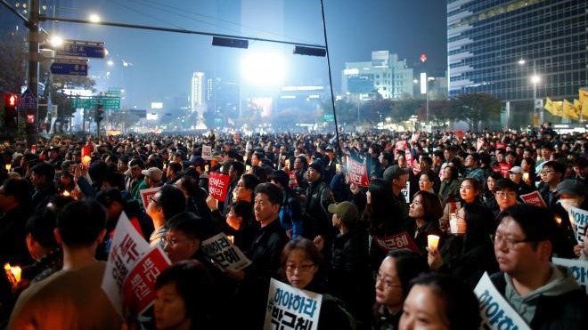 Hàng vạn người đổ về Seoul đòi tổng thống từ chức Ảnh 2
