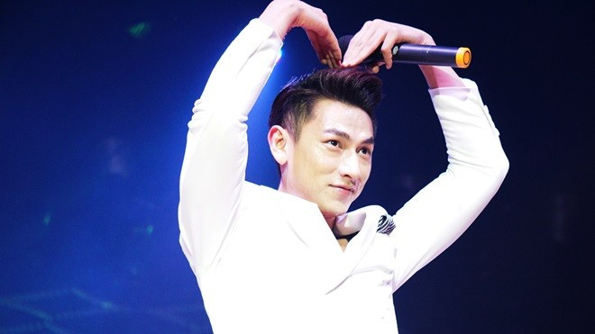 Isaac mướt mồ hôi trong vòng vây fan trước thềm tung MV trở lại Ảnh 2