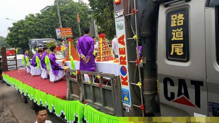 Siêu xe đón dâu đã là gì, mang dàn container đi hỏi vợ mới là chất Ảnh 2