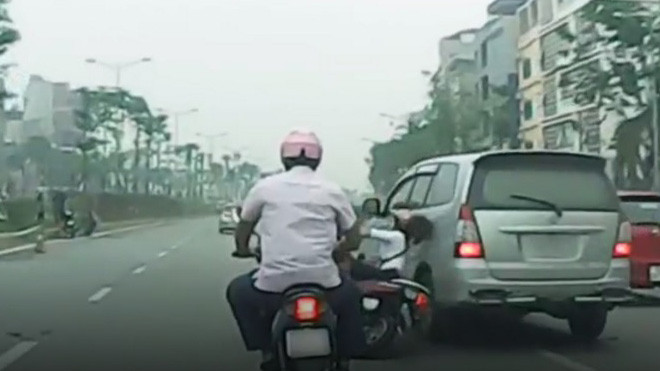 Công an điều tra vụ xe Innova vượt ẩu, tông ngã cô gái trên phố Hà Nội Ảnh 2