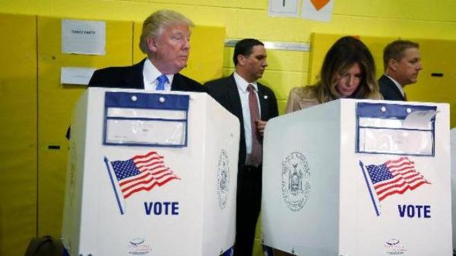 Donald Trump bị bắt gặp hành động kỳ quặc với vợ khi bỏ phiếu Ảnh 2