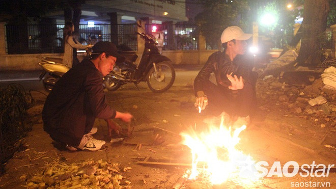 Hà Nội lạnh sâu đột ngột, người dân đốt lửa sưởi ấm Ảnh 2