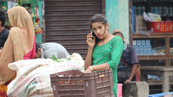 Vẻ đẹp của 'hot girl bán rau' gây tranh cãi trên mạng Ảnh 2