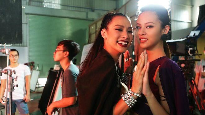 Phí Phương Anh 'phải lòng' Lilly Nguyễn trong hậu trường Selfie War Ảnh 2