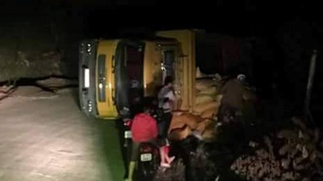 Xe tải lật nghiêng trên đường vì tài xế mải ngắm trăng khủng Ảnh 2