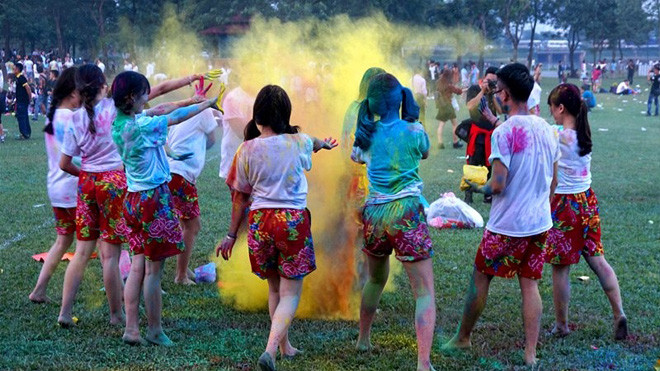 Chụp ảnh kỷ yếu, sinh viên nhuộm màu loang lổ công viên Ảnh 2