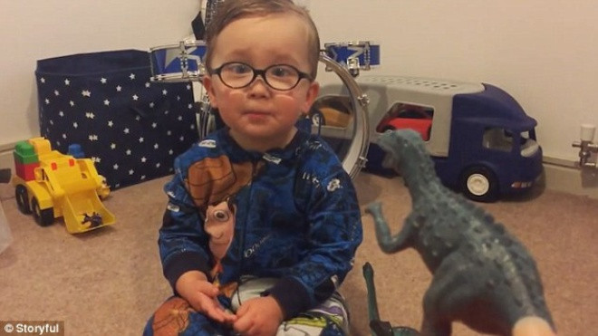 'Tiến sĩ động vật' 2 tuổi khiến cộng đồng mạng chao đảo với khả năng nhớ tên khủng long cực siêu Ảnh 2