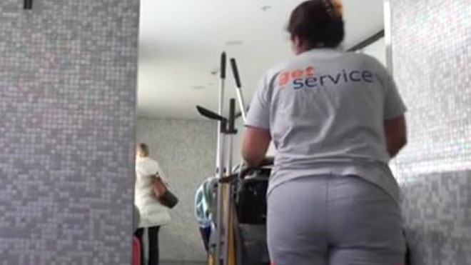 Mẹ ném con mới sinh vào thùng rác để kịp chuyến bay Ảnh 2