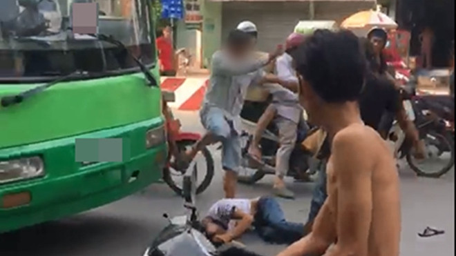 Nam thanh niên bị đánh đập dã man giữa đường phố Sài Gòn vì ăn trộm xe máy Ảnh 2