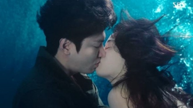 Huyền thoại biển xanh tập 2: 'Tiên cá' Jun Ji Hyun đã cướp được nụ hôn của Lee Min Ho Ảnh 2