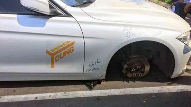 Xe BMW bị mất trộm bánh khi đậu trong bệnh viện Ảnh 2