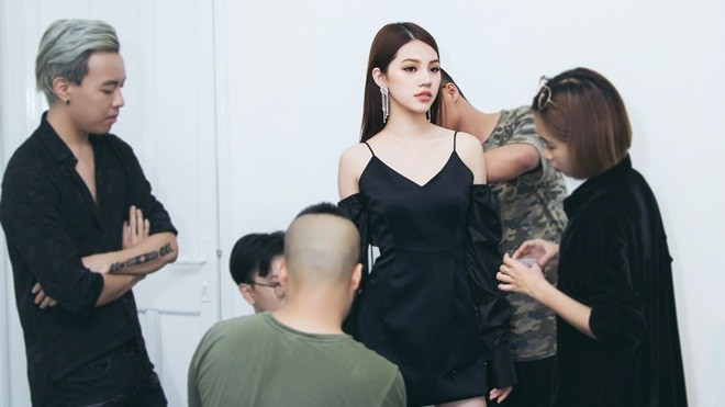 Jolie xinh đẹp trong buổi thử đồ của Chad Nguyễn cho vị trí vedette Ảnh 2