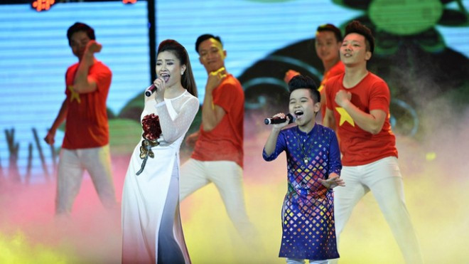 Nhật Minh The Voice Kids diện áo dài, tự tin khoe giọng cùng Dương Hoàng Yến Ảnh 2