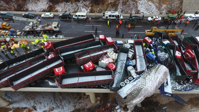 Xe cộ bẹp dúm trong tai nạn liên hoàn 56 ôtô ở Trung Quốc Ảnh 2
