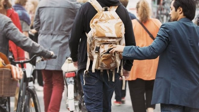 Clip: Kẻ trộm thản nhiên móc túi người đi đường trên phố Hà Nội nhưng không ai lên tiếng Ảnh 2