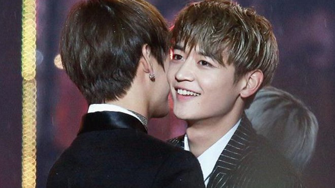 Fan nữ đừng buồn khi thấy cách chào hỏi 'thân mật' của V(BTS) và Minho (SHINee) Ảnh 2