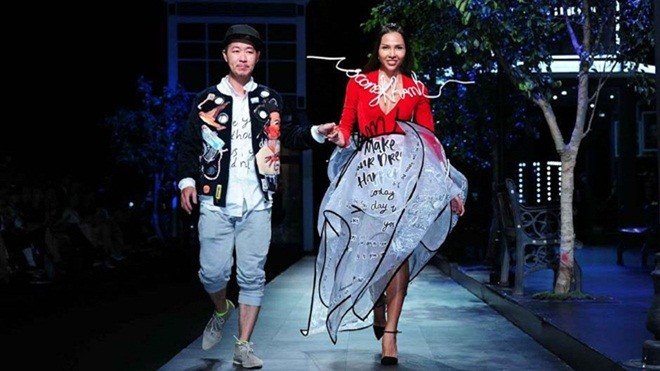 NTK Võ Công Khanh: 'Thời trang Việt Nam hiện tại là nồi lẩu thập cẩm nhiều hương vị nhưng chưa chín' Ảnh 2