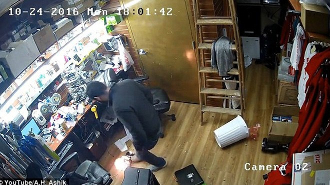 Điện thoại đột ngột nổ tung, bốc cháy ngay trên tay vì thói quen 10 người thì 9 người mắc Ảnh 2