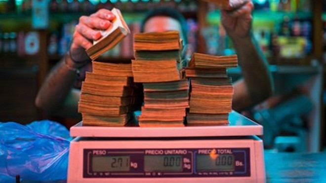 Lạm phát kinh hoàng, dân Venezuela… cân tiền thay vì đếm Ảnh 2
