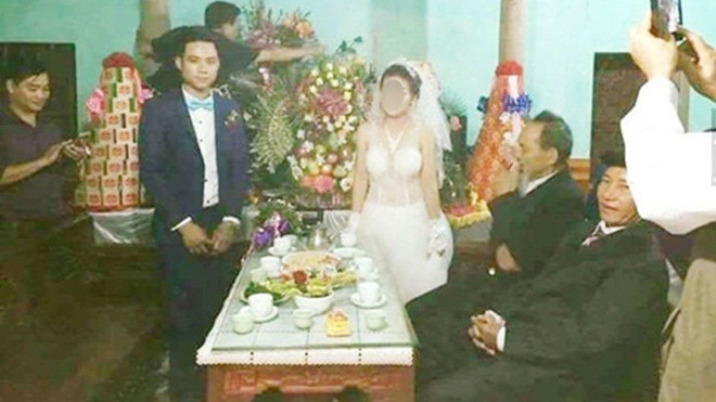 Cư dân mạng 'hết hồn' với chiếc váy cưới hở táo bạo của cô dâu trong đám cưới Ảnh 2