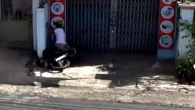 Hài hước cảnh nam thanh niên mất lái tông thẳng xe vào tường, vứt xe lại đi về Ảnh 2