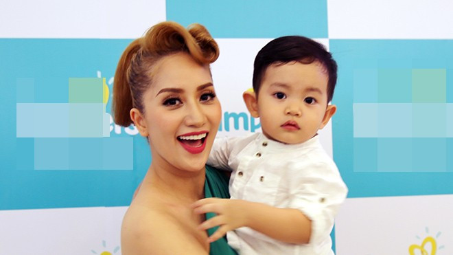 Con trai Khánh Thi thích thú đi sự kiện với mẹ Ảnh 2