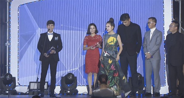 Lý Hải - Minh Hà trên sân khấu trao giải WebTVAsia Awards 2016.