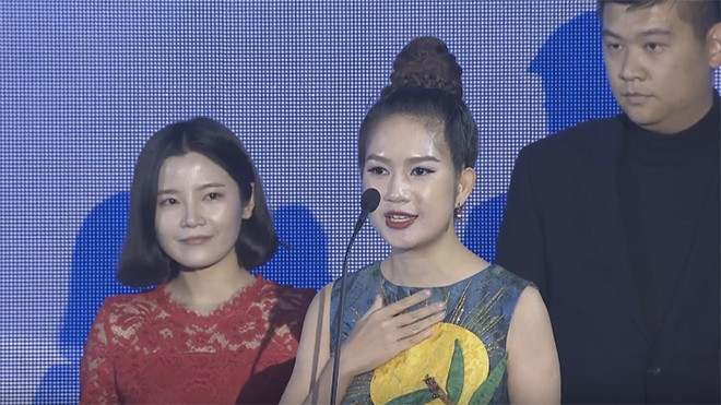 Bà xã Lý Hải bối rối nói tiếng Anh kém lưu loát khi lên nhận giải WebTVAsia Awards Ảnh 2