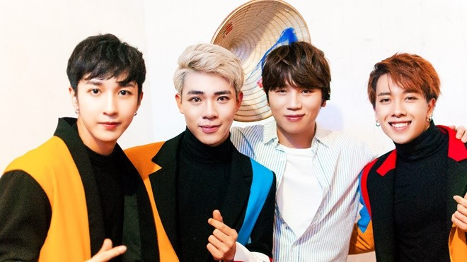 'Ông hoàng ballad Kpop' K.Will đội nón lá, thân thiết khoác vai MONSTAR Ảnh 2