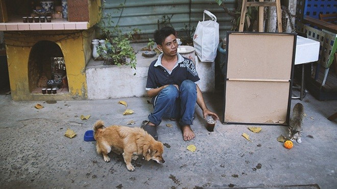 Anh đánh giày câm ở Sài Gòn bị người đàn ông đi xe SH dùng mũ bảo hiểm đánh vào đầu khiến nhiều người phẫn nộ Ảnh 2