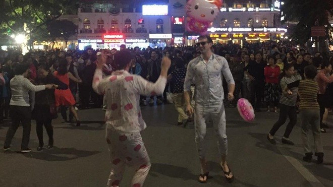 Hai chàng Tây mặc bộ ngủ màu hồng, in hình Hello Kitty 'đại náo' phố đi bộ Hà Nội Ảnh 2