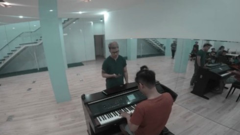 Trần Phương tự tay đệm đàn cho Thiện Hiếu cover bản hit Không giờ Ảnh 2