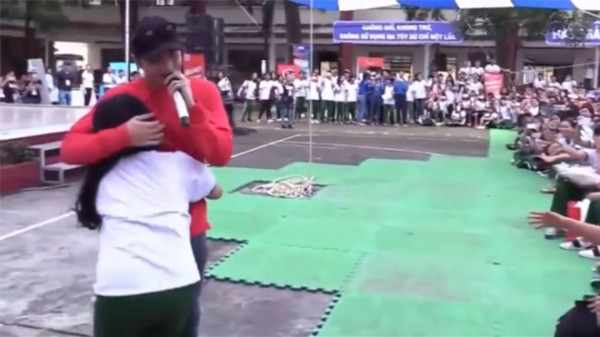 Soobin hát live 'Phía sau một cô gái', được các nữ sinh ôm tới tấp Ảnh 2