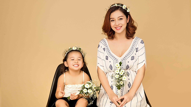 Hoa hậu Jennifer Phạm vui đùa bên con gái trước khi nghỉ sinh Ảnh 2